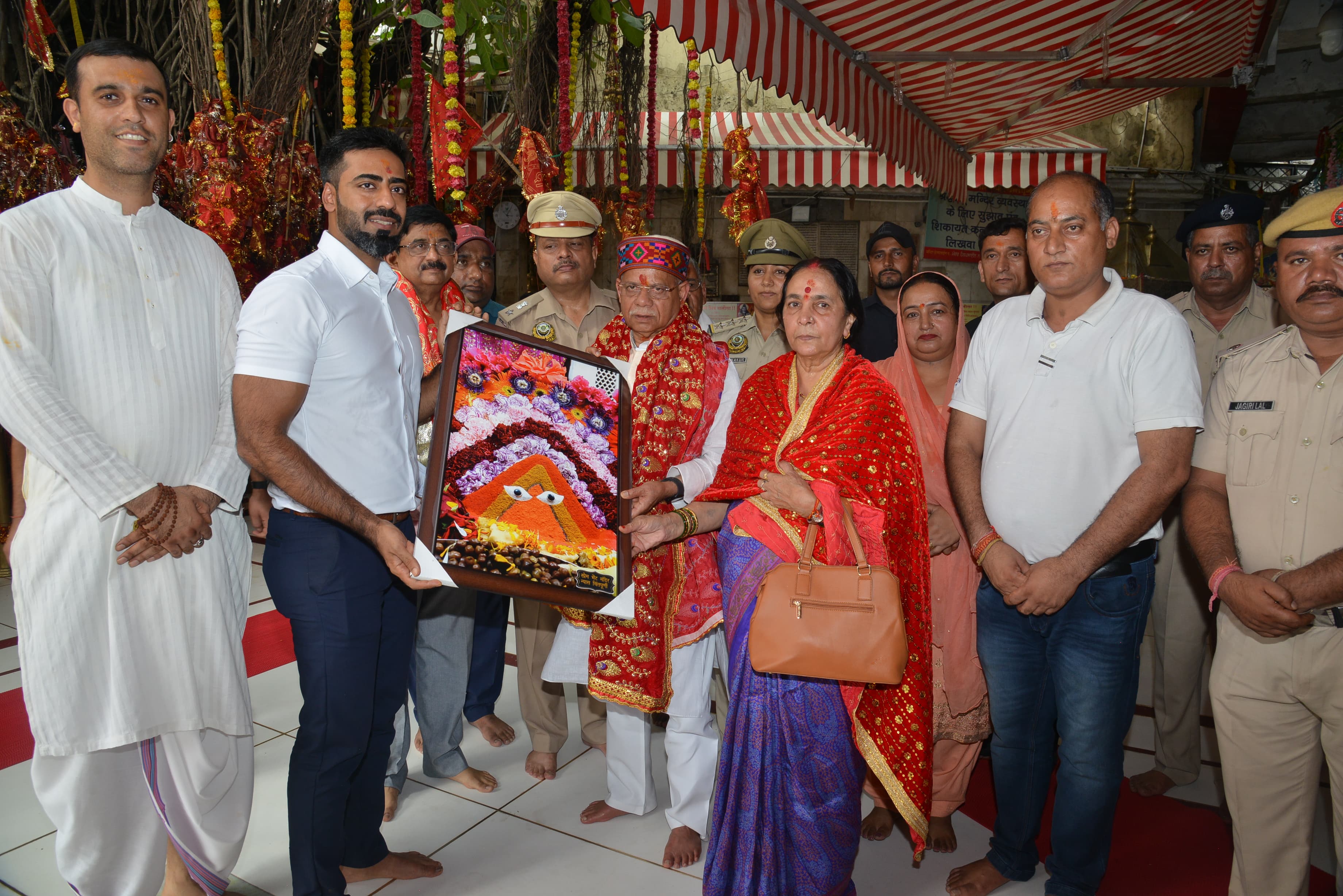 The Governor paid obeisance at Mata Chintapurni Temple
